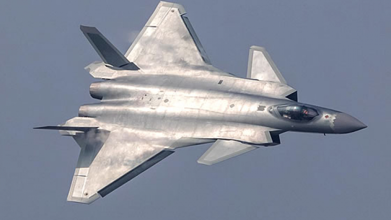 Китай официално прие на въоръжение „невидимия” изтребител J-20