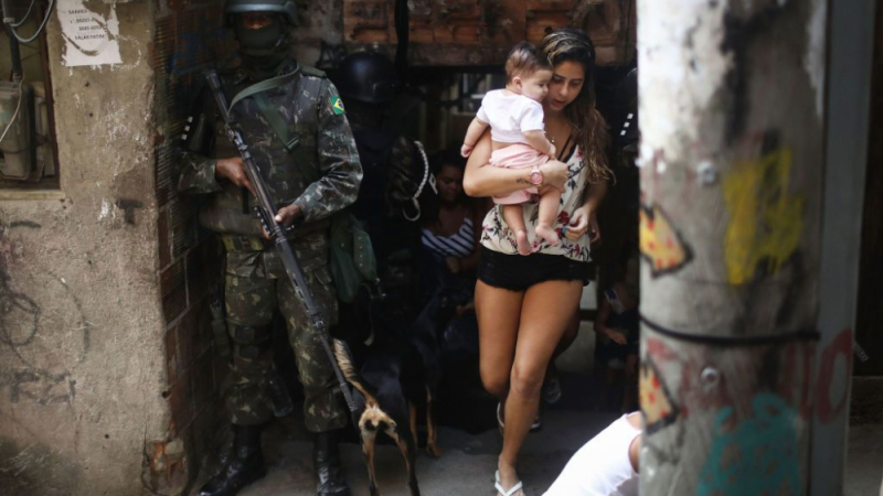 В Бразилия стана страшно – армията излезе срещу престъпниците в Рио 