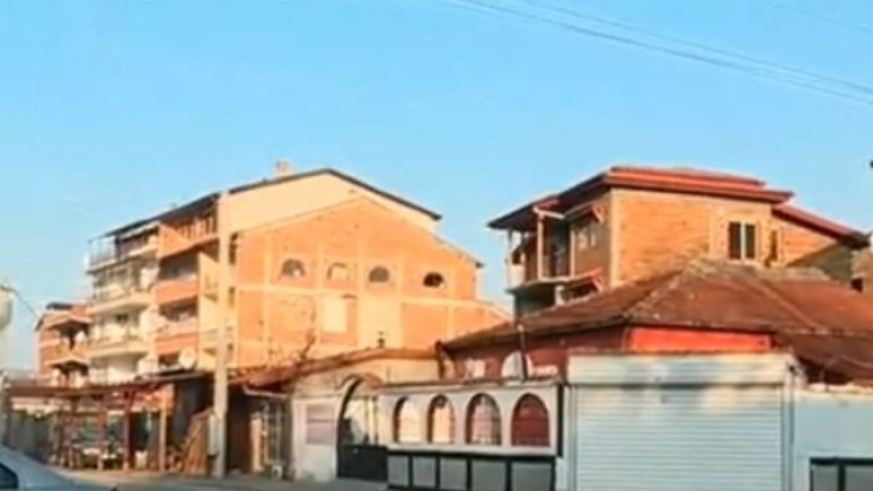 В ромските махали в Пловдив: Вградените стълбове са като гъби, а къщите са 90% незаконни