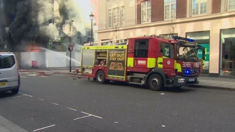 Екшън в центъра на Лондон! 50 пожарникари предотвратиха огромна трагедия
