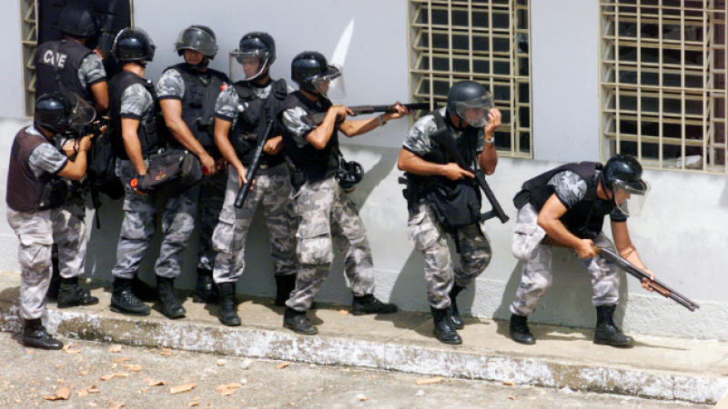 Бунт в бразилски затвор, държат надзирателите като заложници