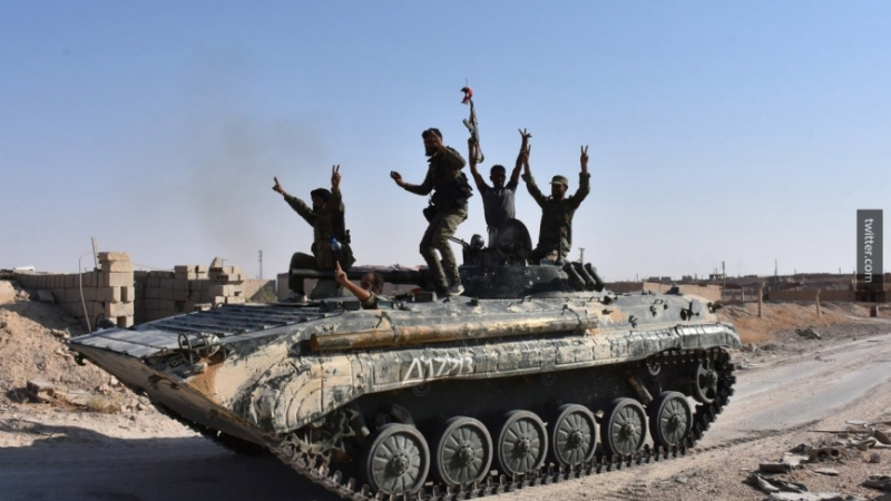 Al-Masdar news: Хиляда терористи от ИД със 100 бойни машини атакуват от засади в пустинята сирийската армия   