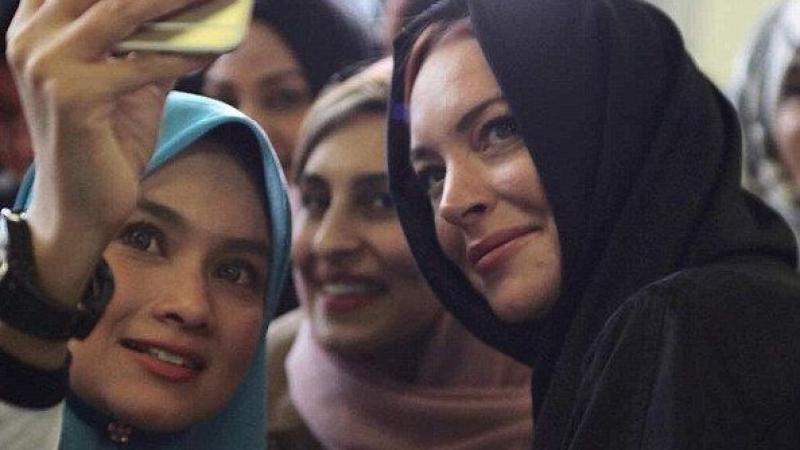 Линдзи Лоън цъфна с хиджаб в Лондон – мюсюлманките изпаднаха в екстаз (СНИМКИ)