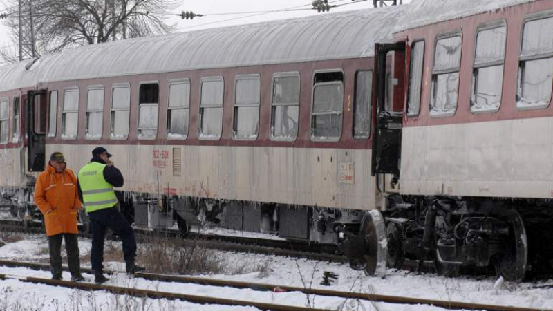 Извънредно: Пътнически влак дерайлирал край село Черниче