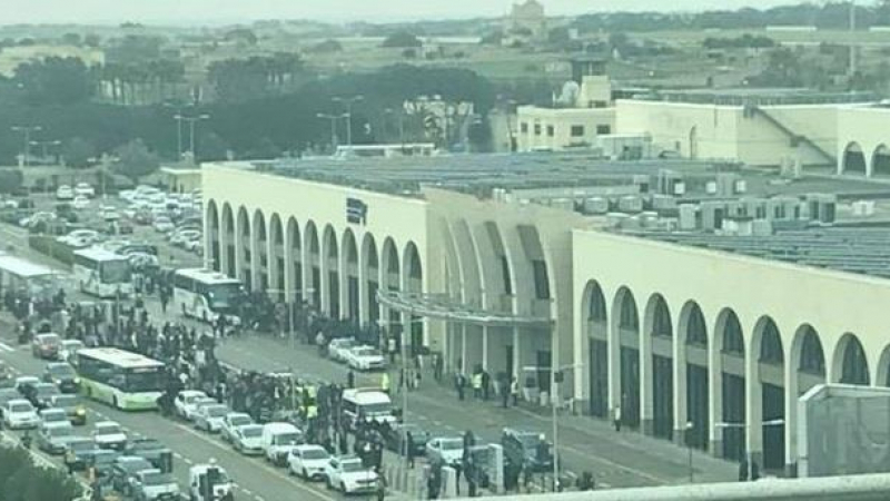 Паника на летището в Малта! Стотици пътници са евакуирани (СНИМКИ/ВИДЕО)
