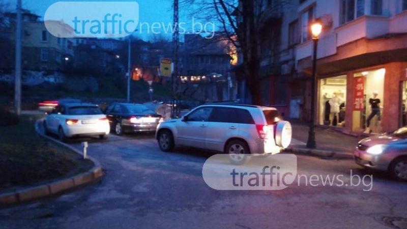 Така правят баровците в Пловдив! Три тузарски коли запушиха цяла улица, докато "босът" си напазарува (СНИМКИ)