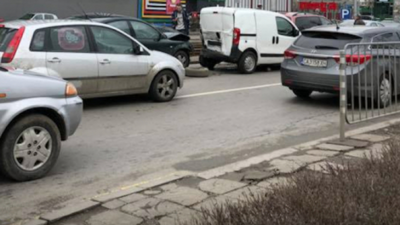 Тежка катастрофа с инкасо автомобил и камион в центъра на София!
