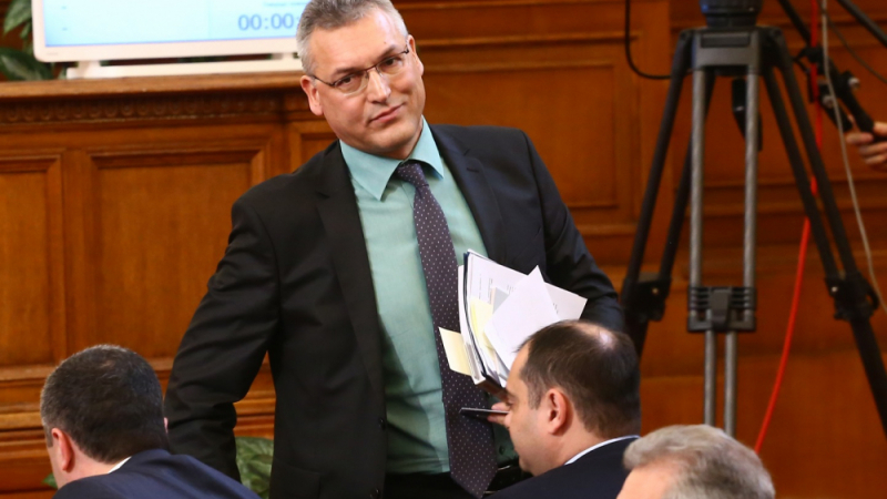 Жаблянов: Проблемите на българската демокрация се решават от политици, а не от...