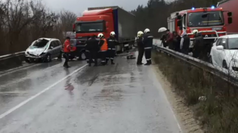 Зверско меле с румънски ТИР край великотърновско село, има ранени, трафикът е блокиран (ВИДЕО)