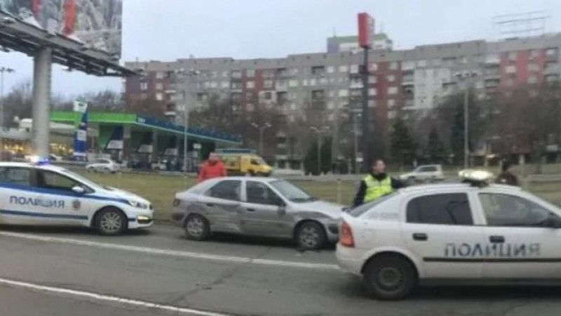 Бургаски шофьор опита да се измъкне от преследващата го патрулка и направи куп поразии (СНИМКИ)