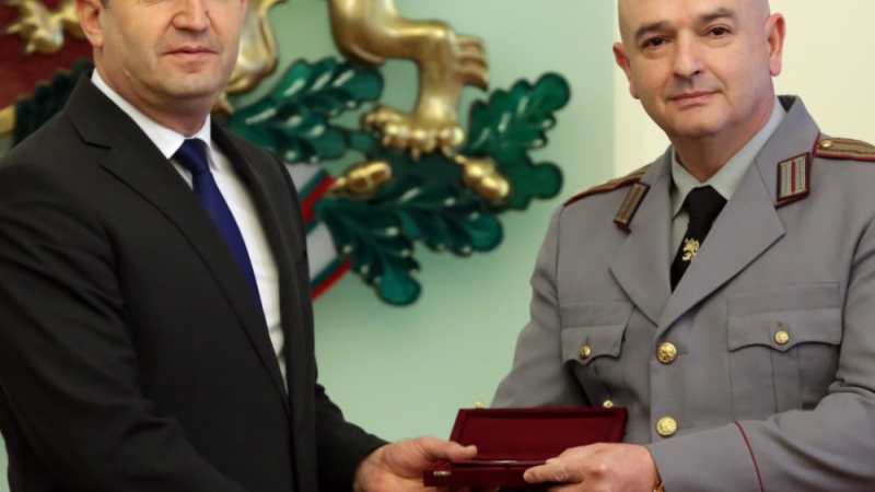 Президентът връчи генералски пагони на новия шеф на ВМА