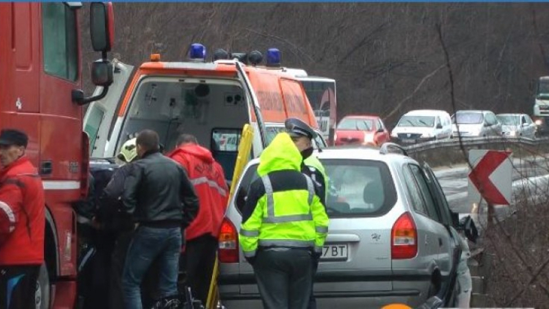 Задържаха румънеца с ТИР-а, който предизвика страшно меле с три коли 