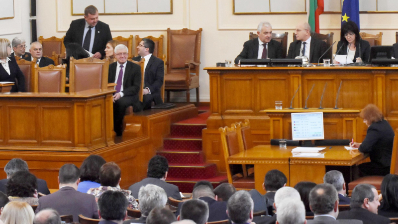 Депутатите обсъждат извънредно два ключови закона