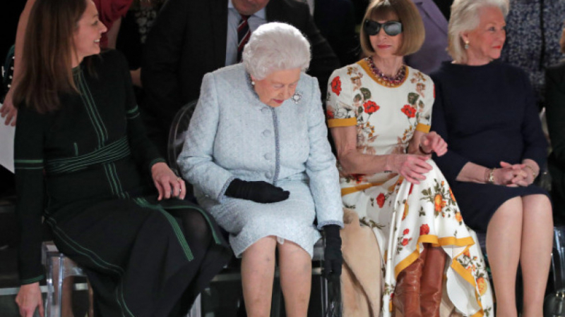Неестетично? Защо кралица Елизабет II държи дамската си чанта на земята (СНИМКИ)
