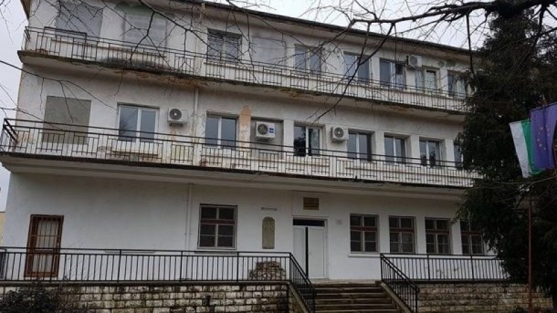Трагичен край за 17-годишния Асен, паднал от 3-ия етаж на социален дом в Роман