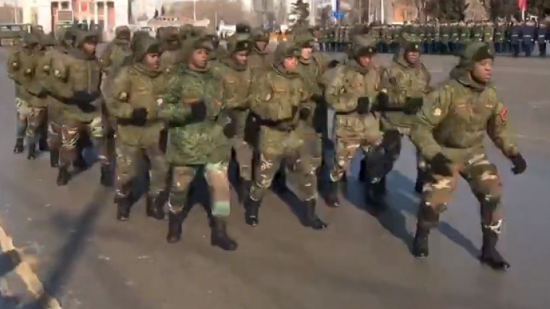 Зрелищно ВИДЕО: Курсанти от Ангола маршируват по африкански при -21℃ на военен парад в Сибир 