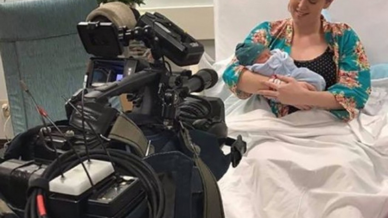 Радиоводеща роди бебето си на живо в ефир 