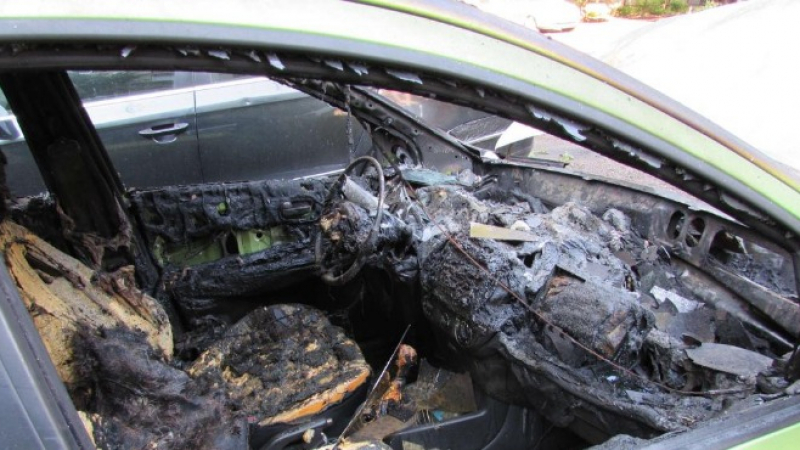 Кола пламна в движение и се заби в стълб на ключов булевард в Хасково