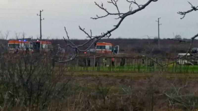 Първи СНИМКИ от жестоката трагедия край Сливен, единият бус е излетял в полето 