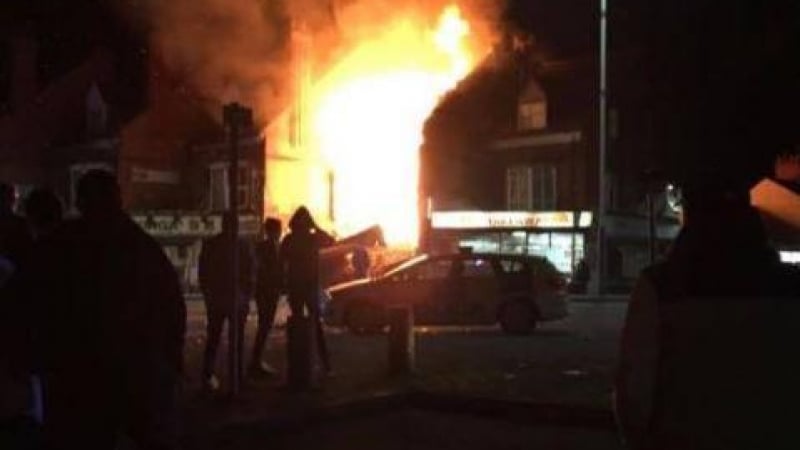 Паника в Лестър: Огромна експлозия! Полицията забрани да се припарва в близост до пожара! (СНИМКИ/ВИДЕО)