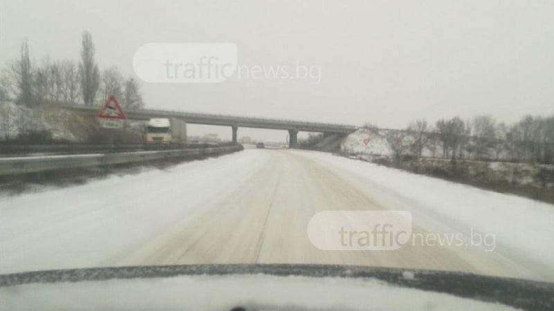 Опасност дебне на "Тракия"! Магистралата стана ледена пързалка, къде са снегорините?! (СНИМКИ)