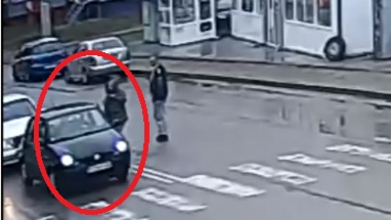 Шокиращо ВИДЕО от Казанлък показва как шофьор на "Мерцедес" нападна с метална тръба възрастен водач