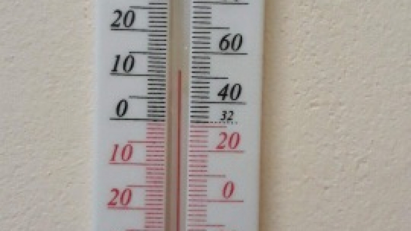 Ученик от Перник направи СНИМКА на термометъра в училището си и обяви "умираме от студ"