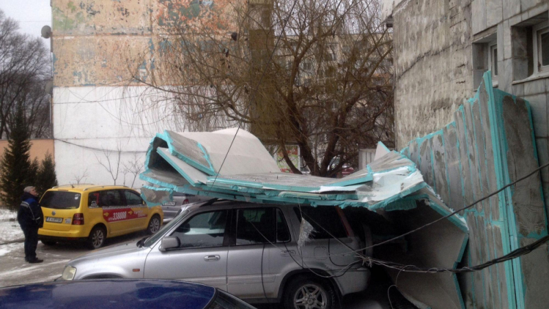 Ужас във Варна! Вятърът стовари изолация на блок върху коли (СНИМКИ)
