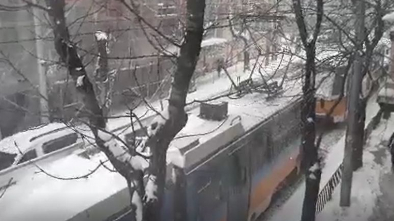 Само в БЛИЦ: Снежен капан сътвори големи поразии в сърцето на София, ватмани слизат от трамваите и... (СНИМКИ)
