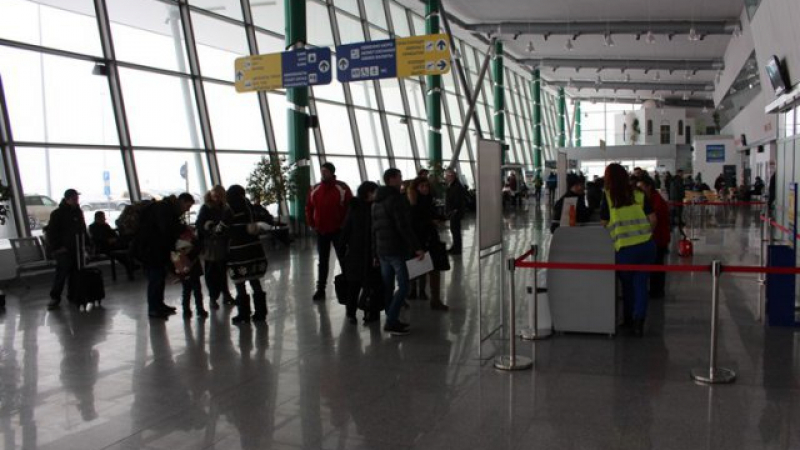 Пълен хаос и истерия на пловдивското летище, 500 пътници мръзнат и чакат самолети (СНИМКИ)