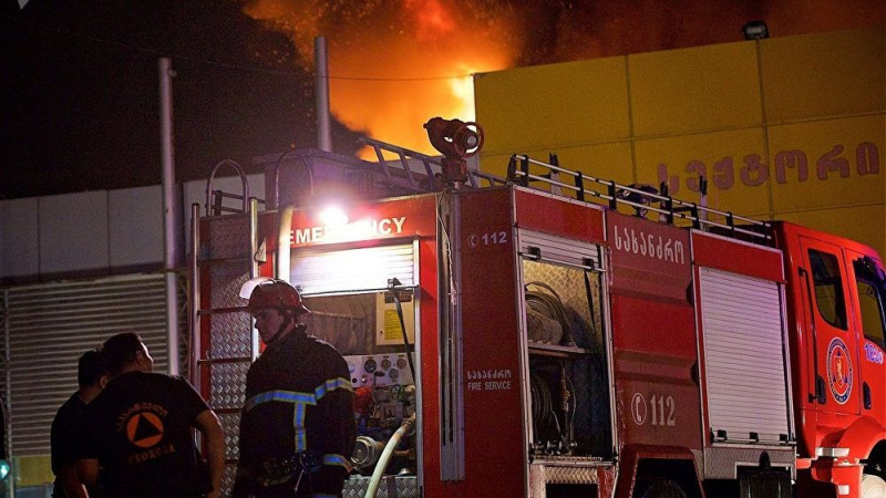 Пожар избухна на голям пазар в Тбилиси (ВИДЕО)