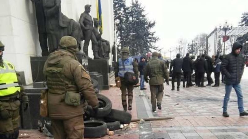 Боеве в Киев: Пред Радата вилнеят хора с бухалки, по полицаите летят камъни и гуми, има депутати в мелето (СНИМКИ/ВИДЕО)