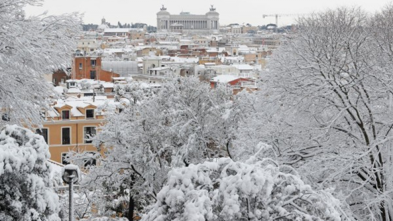 Не само в България е страшно! Европа също е скована в снежен капан (СНИМКИ)