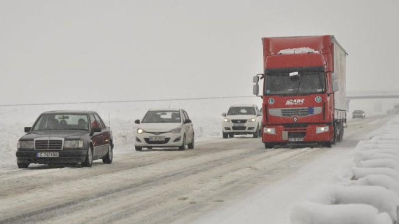 В Северна България са блокирани над 200 тира заради снежното време