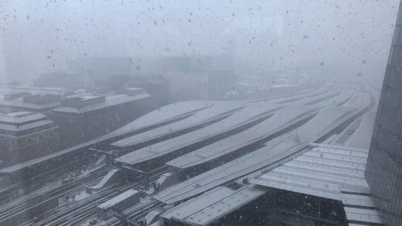 Снежна буря заплашва Великобритания, лошото време взе първи жертви