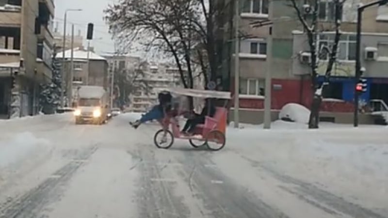 Русенци газят снега с невиждано в България превозно средство (ВИДЕО)