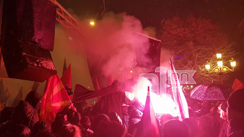 Запалиха гръцко знаме в Скопие на финалната права на преговорите за името