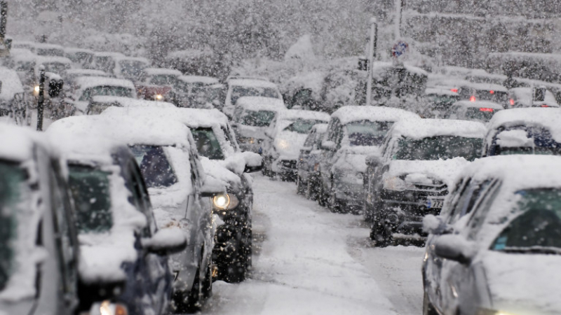 Извънредно! На пътя Равда - Несебър е страшно, 150 автомобила в снежен капан, сред тях и болно дете!     
