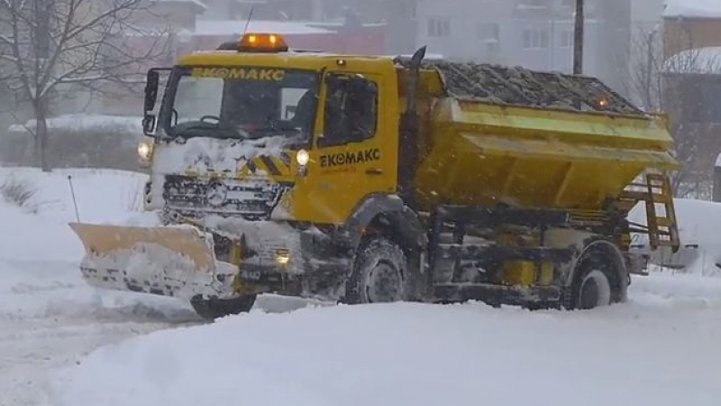 Снегорин закъса между блоковете в Шумен (ВИДЕО)