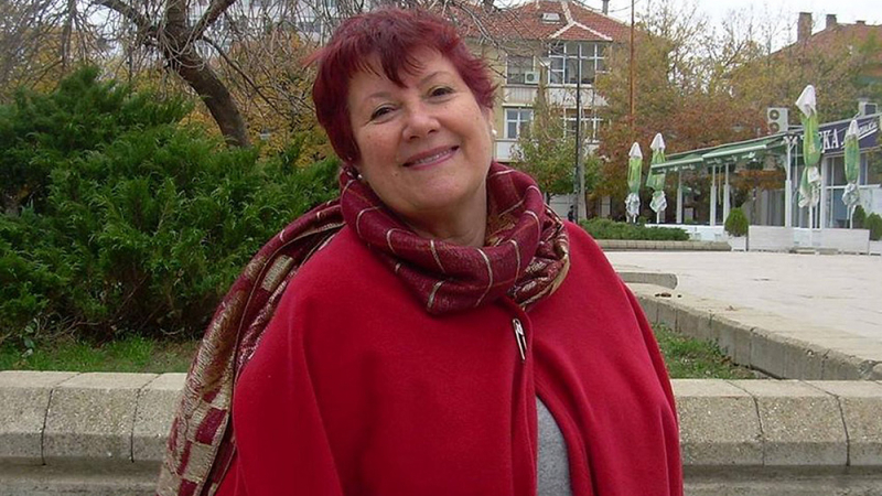Писателката Петя Александрова: България в потури, но с цилиндър е безкрайно любопитна