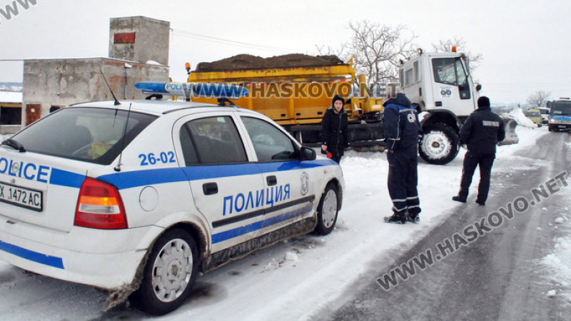 Ужас на пътя: Училищен автобус закъса в преспите в Хасковско, 3 часа не могат да спасят децата от снежния капан (СНИМКИ/ВИДЕО)