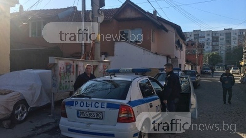 Полиция окупира улица в Столипиново, тарашат къщи наред