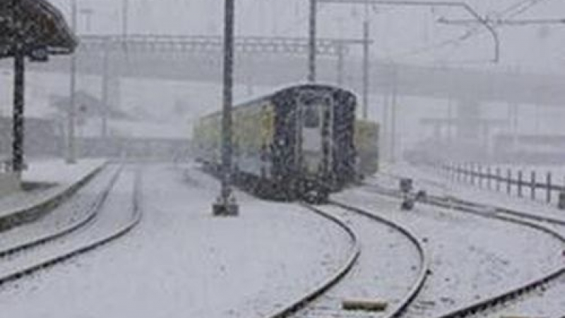 Извънредно! Влакът София-Бургас закъса на релсите, пътниците мръзнат с часове 