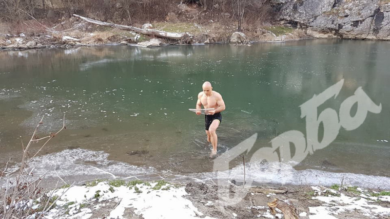 Морж: Смелчага от Горна Оряховица плува в ледените води на Янтра при -9 