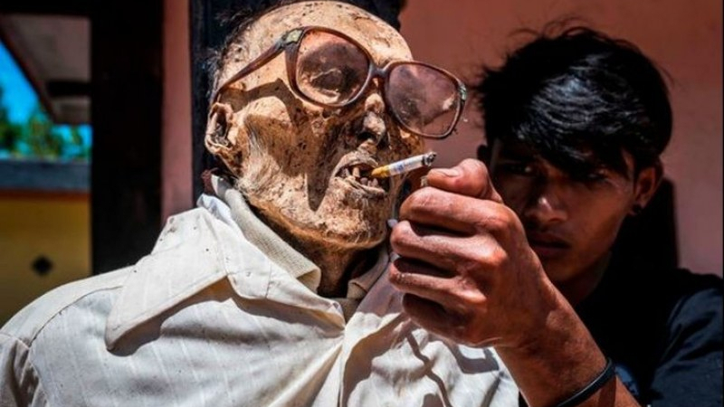 В "Селото на мъртвите" хората изкопават роднините си и ги...черпят с цигари (СНИМКИ 18+)