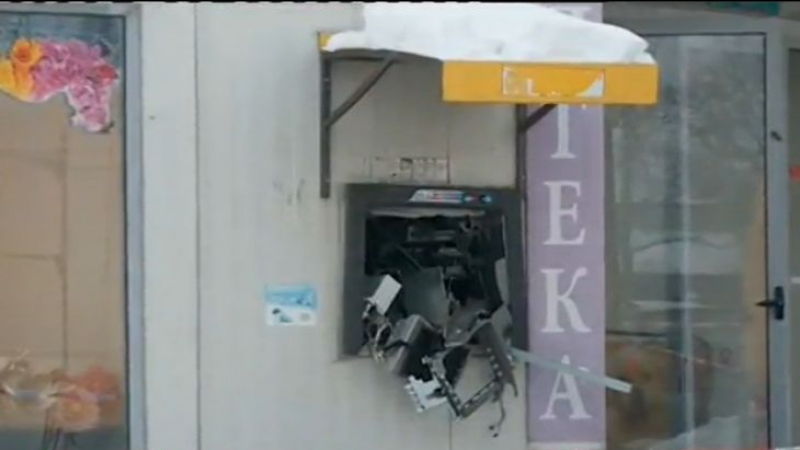 Първи СНИМКИ на изкормения от взрива банкомат в столицата, всичко наоколо е изпотрошено!