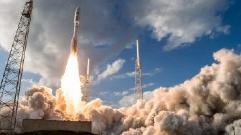 Феноменални СНИМКИ и ВИДЕО от Кейп Канаверал: САЩ изстреляха спътник с тежката ракета “Атлас V”