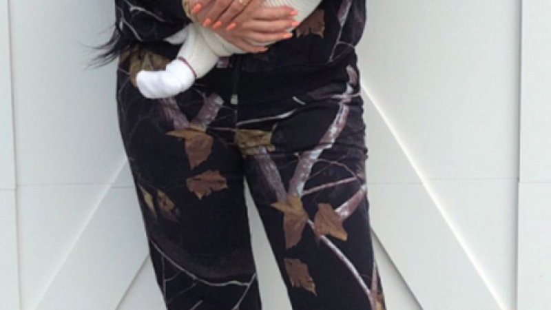 Кайли Дженър показа сладката Сторми месец след раждането! Феновете й забелязаха нещо друго, което направи фурор (СНИМКА)