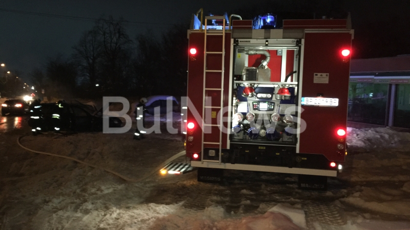 „Фолксваген" пламна пред стадиона на Враца, пътниците започнаха да гасят със сняг (СНИМКИ)