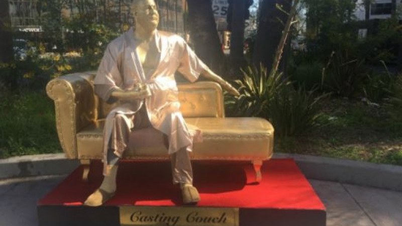 Унизителна статуя на Харви Уайнстийн се появи в Холивуд (СНИМКИ)